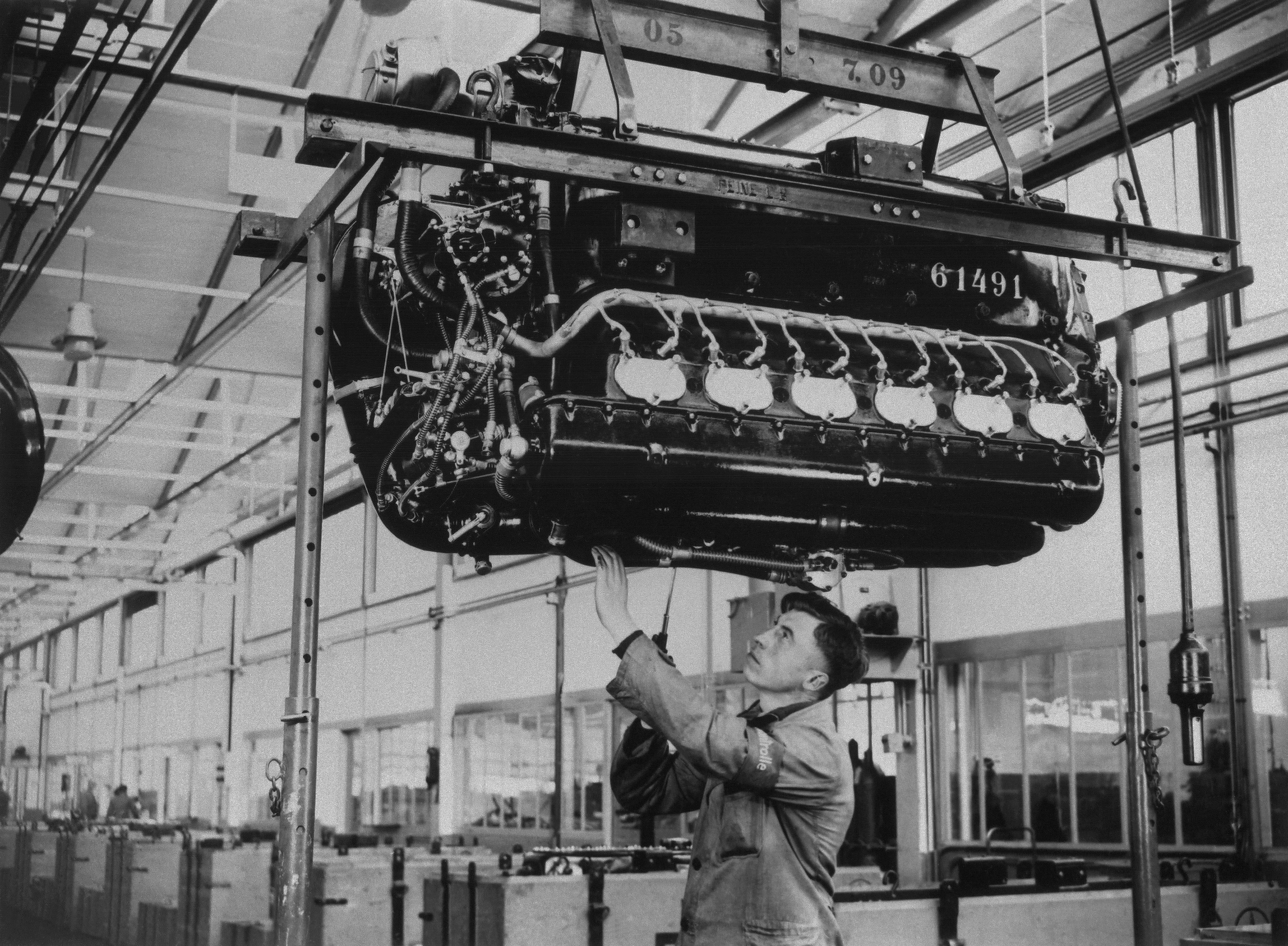 Montage in den Daimler-Benz-Flugmotorenwerk Genshagen in den 1940er Jahren; MBC Bild 87206-17