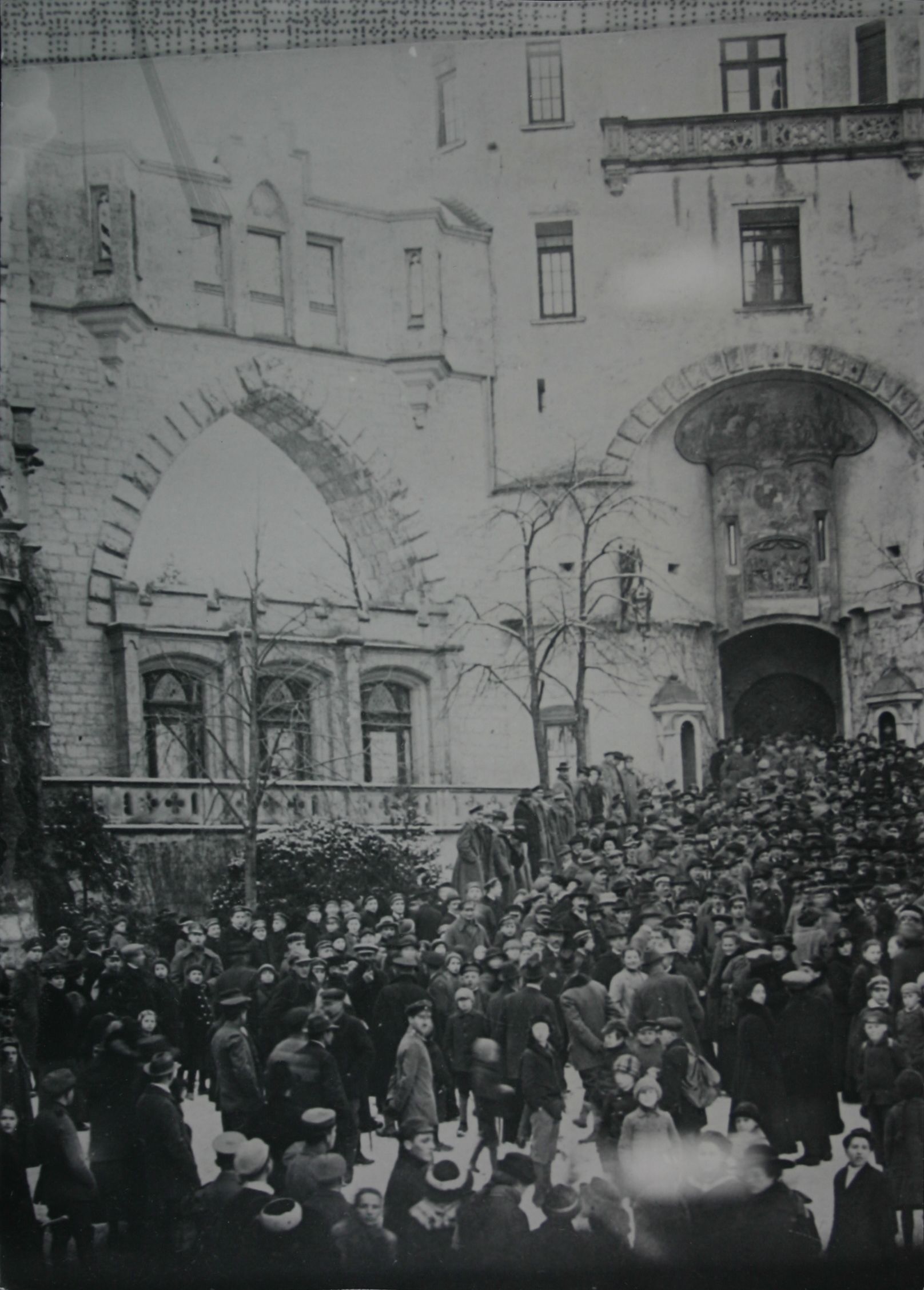 Am 1. Februar 1919 zogen hunderte Kriegsbeschädigte zum Schloss in Sigmaringen. Der Ärger entlud sich in Gewalttätigkeit. (Vorlage: Staatsarchiv Sigmaringen Sa T 1 Sa 75/264)