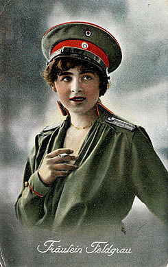 Kriegspostkarte: Fräulein Feldgrau