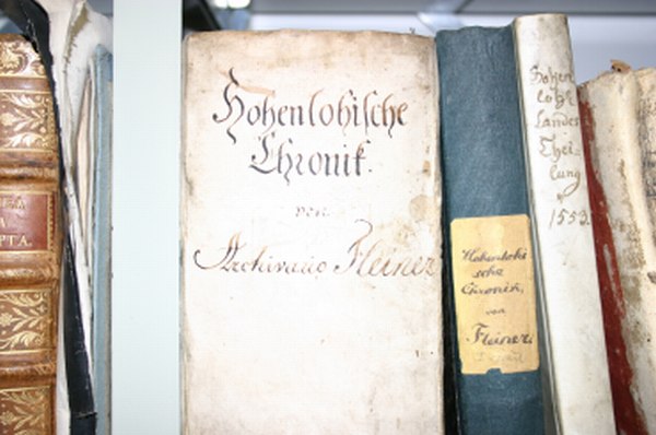 Chroniken im Regal
