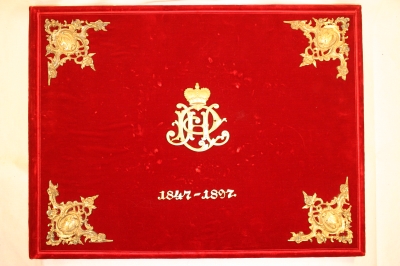 Roter Samteinband