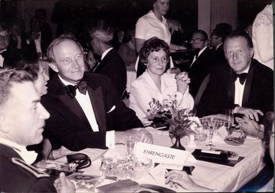 Ministerpr�sident Hans Karl Filbinger und der damalige Ministerialdirektor (und sp�tere Wissenschaftsminister) Helmut Engler als Ehreng�ste beim Freiburger Universit�tsball 1978