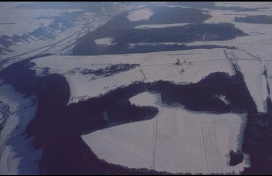 Winterliche Luftaufnahme des Oppidums Finsterlohr. Im Bereich der Hochfl�che ist der Befestigungswall gut zu erkennen. Inmitten des Oppidums liegt der Weiler Burgstall.