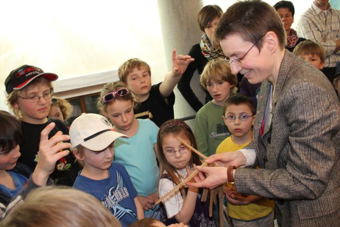 Kinderf�hrung durch das Magazin (Bild: Elmar Kellner)