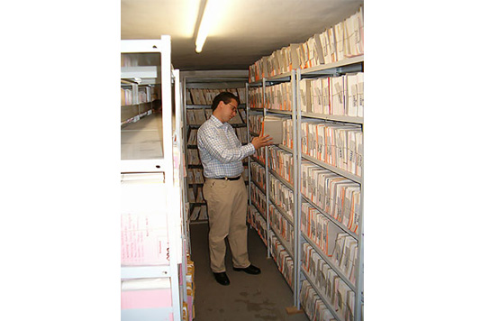 Ein Archivar in der Altregistratur eines Ministeriums