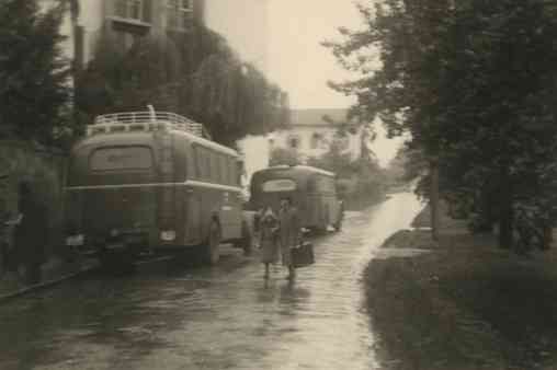 Graue Busse zum Transport von Opfern der T 4-Aktion in die Tötungsanstalt Grafeneck