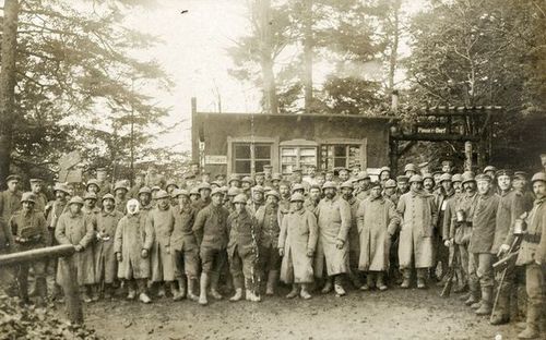 Vom Kampf gezeichnet: deutsche und französische Soldaten am Hartmannsweilerkopf (Elsass) am 10. November 1917
(Vorlage: Generallandesarchiv Karlsruhe 456 F 65_9 Foto 3)
