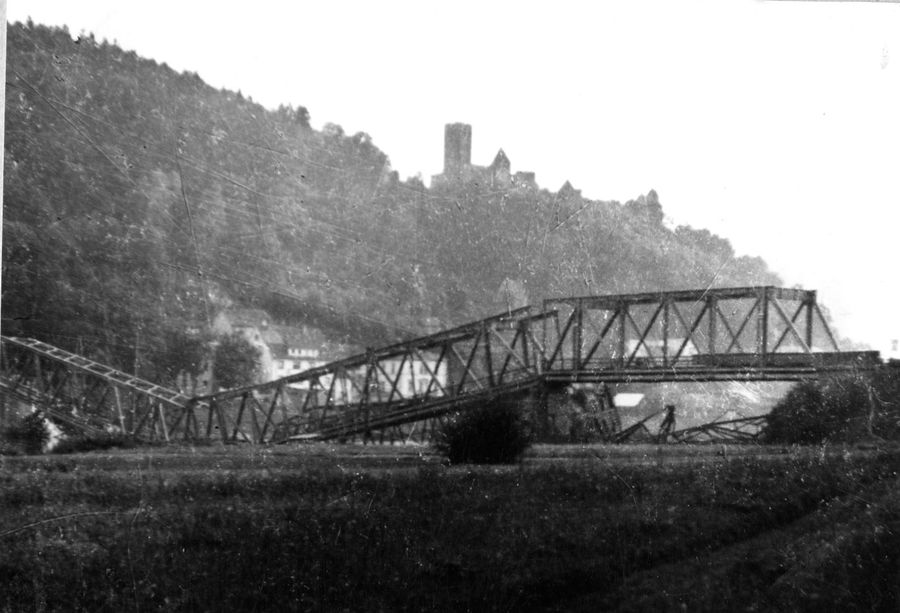 Die zerstörte Mainbrücke unterhalb der Wertheimer Burg (Vorlage: StAWt A-57 II, Finkealben 1945, S. 5 Mainbrücke)



