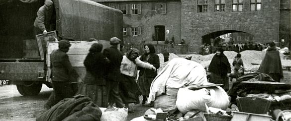 Ankunft der Vertriebenen auf dem Reinhardshof 1946
(Vorlage: StAWt A-57 II, Finke-Album 1; Foto: Heinz Finke, 1946)
