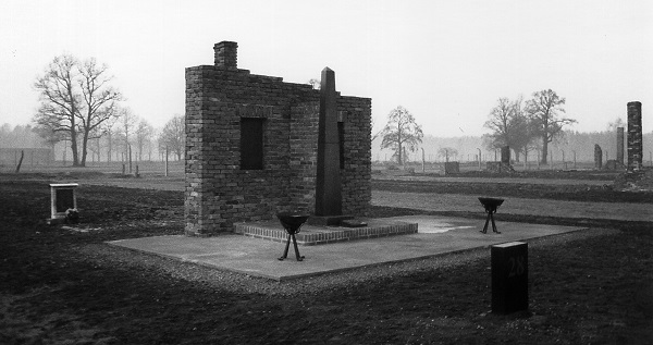 Die private Fotografie zeigt einen Gedenkort für die ermordeten Sinti und Roma, der Anfang der 1970er Jahre eigenmächtig auf dem Gelände des ehemaligen Vernichtungslagers Auschwitz errichtet worden ist. 