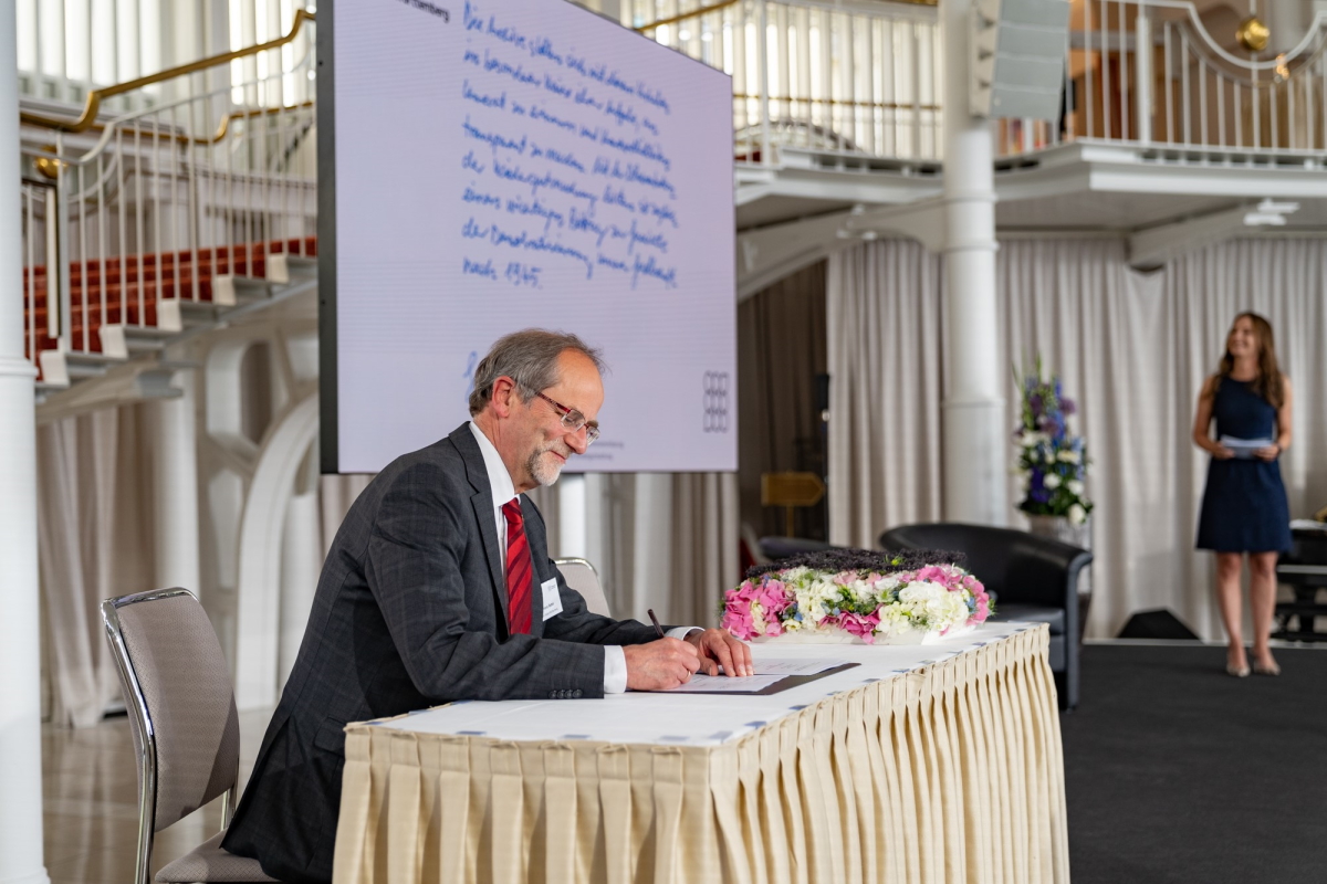 Dr. Clemens Rehm, stellvertretender Präsident des Landesarchivs, bei der Unterzeichnung der Rahmenvereinbarung