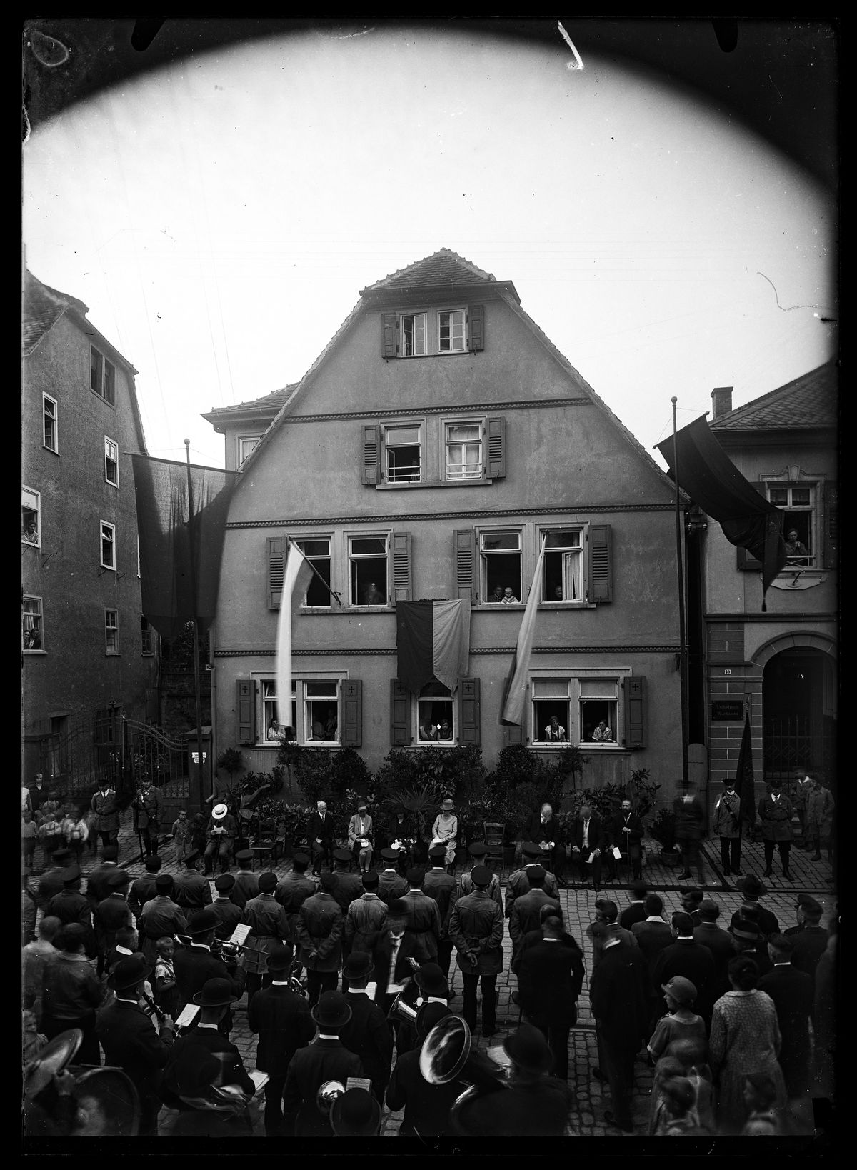 Vermutlich Einweihung der Gedenktafel für Wilhelm Blos in der Eichelgasse in Wertheim (LABW StAWt S-N 70 G 915)