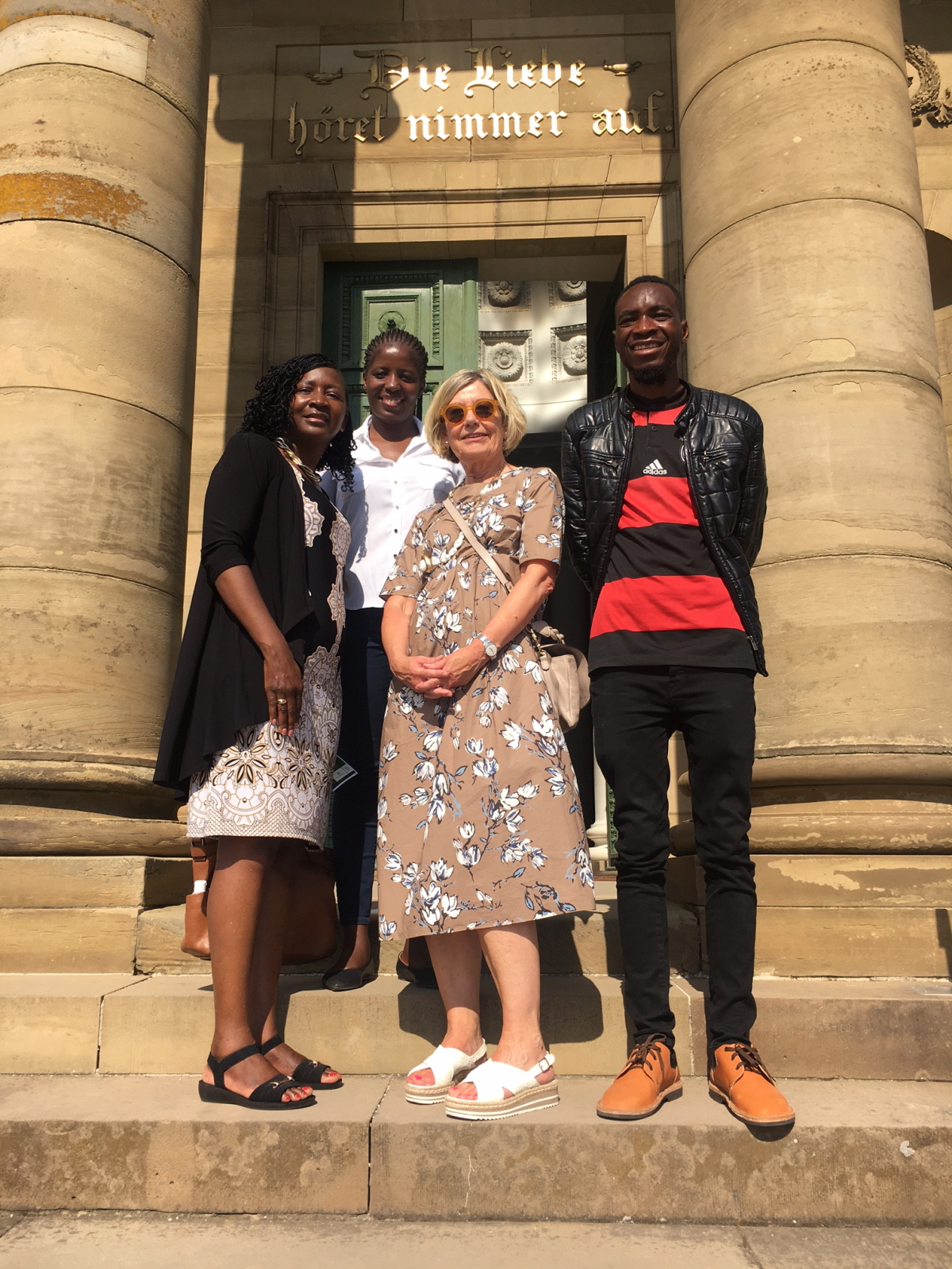 Namibia-Delegation vor der Grabkapelle auf dem Württemberg