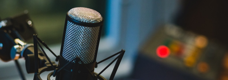 BEHIND THE SCENES – Wie aus einer Akte ein Podcast entsteht (Online-Veranstaltung)