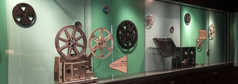 Ausstellung Film goes born digital im Hauptstaatsarchiv Stuttgart, Filmabspielgeräte in Vitrine