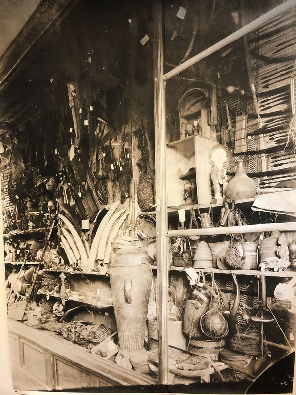 Schwarz-weiß-Fotografie der Afrika-Vitrine in der ethnographischen Abteilung der Sammlung Gabriels von Max, um 1892.