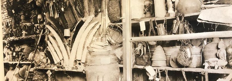 Schwarz-weiß-Fotografie der Afrika-Vitrine in der ethnographischen Abteilung der Sammlung Gabriels von Max, um 1892.