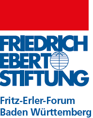 Logo der Friedrich-Ebert-Stiftung (Version mit rotem Balken). In blauer Schrift unter rotem Balken die Worte: Friedrich Ebert Stiftung, Fritz-Erler-Forum Baden Württemberg.