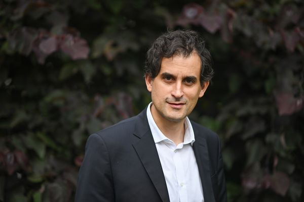 Farbiges Porträtfoto (Bruststück) von Philipp Peyman Engel, der ein schwarzes Jackett über einem weißen Hemd trägt und von seiner Position mittig im Bild direkt in die Kamera blickt.