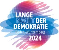Logo der Initiative Lange Nacht der Demokratie Baden-Württemberg 2024. Weiße Schrift auf mehrfarbigem Hintergrund (gelb, orange, rosa, lila, blau).