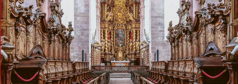 Ausschnitt aus dem Cover des Badischen Klosterbuchs. Farbfoto des Innenraums einer Kirche.