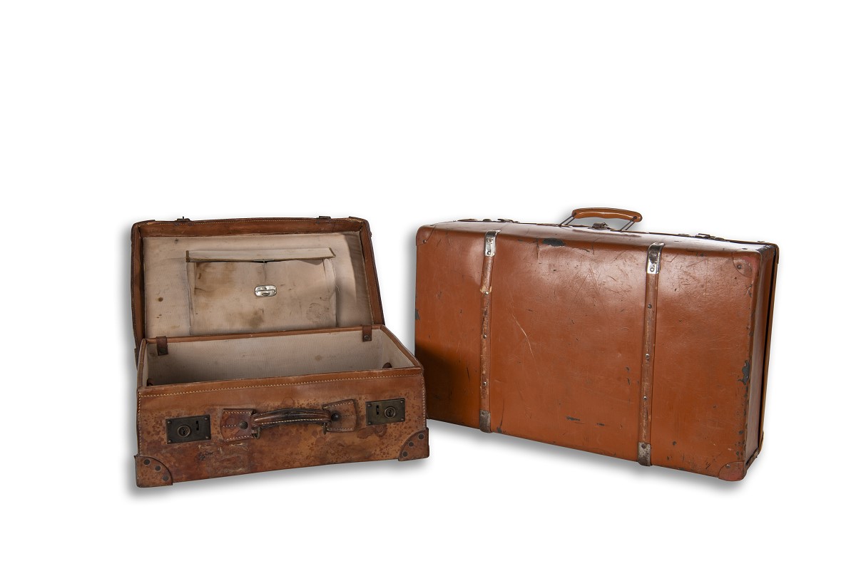 Zu sehen sind zwei brauen Reisekoffer.