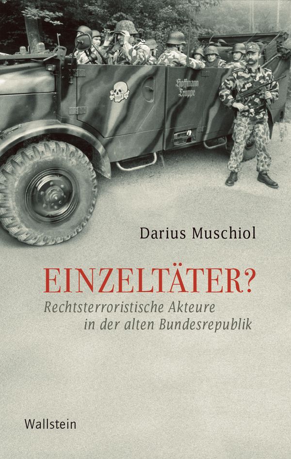 Cover des Buchs Einzeltäter? Rechtsterroristische Akteure in der alten Bundesrepublik von Darius Muschiol. Im Hintergrund Schwarz-weiß-Fotografie der Wehrsportgruppe Hoffmann: Unten grauer Straßenboden; oben Auto, in dem mehrere in Camouflage gekleidete Männer mit Soldatenhelmen sitzen. Auf der vorderen linken Autotür ein Totenkopf; rechts davon auf einer weiteren Tür die Worte: Hoffmann Truppe. Rechts neben dem Auto stehend ein Mann mit Schnurrbart in Camouflage; eine Schildkappe tragend und in den Händen eine Schusswaffe haltend. Im Vordergrund mittig in Rot das Wort Einzeltäter?; darunter in Grau die Worte Rechtsterroristische Akteure in der alten Bundesrepublik. Rechts über dem Wort Einzeltäter? in Schwarz der Name des Autors; links unten in Schwarz der Verlag.