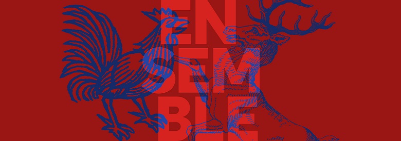 Zu sehen sind blaue Zeichnungen eines Hahnes und eines Hirsches auf roten Hintergrund. Sie stehen sich gegenüber. Zwischen Ihnen schwebt das Wort Ensemble