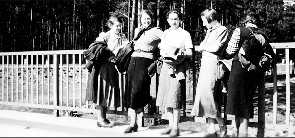 Ursula Goetze auf einer Wanderung mit Anna Rathmann und Getrud Rosenmeyer, um 1939