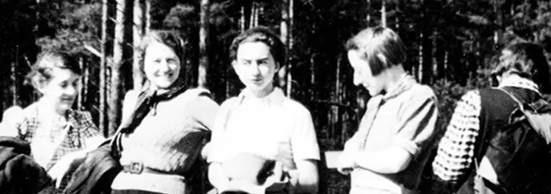 Ursula Goetze auf einer Wanderung mit Anna Rathmann und Gertrud Rosenmeyer, um 1939