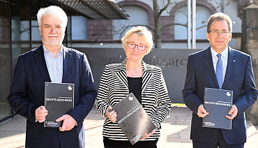 Wolfgang Zimmermann (Leiter des Generallandesarchivs Karlsruhe), Wissenschaftsministerin Theresia Bauer und Landesarchiv-Präsident Gerald Maier präsentieren die neue Ausgabe des Journals RECHTS.GESCHEHEN (Foto: ARTIS-Uli Deck)
