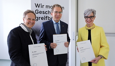 Eva-Maria Meyer (BMF), Gerald Maier (LABW) und Sabine Brünger-Weilandt (FIZ Karlsruhe) bei einer gemeinsamen Veranstaltung im Staatsarchiv Ludwigsburg