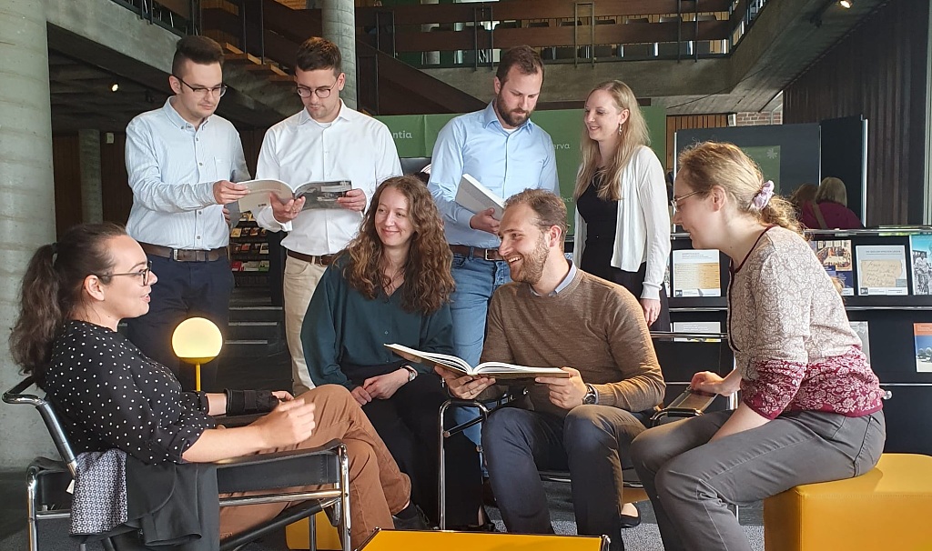 Die neuen Referendarinnen und Referendare vor dem Hauptstaatsarchiv Stuttgart