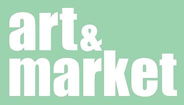 Auf mintgrünem Hintergrund übereinander in Weiß die kleingeschriebenen Worte: art&market.