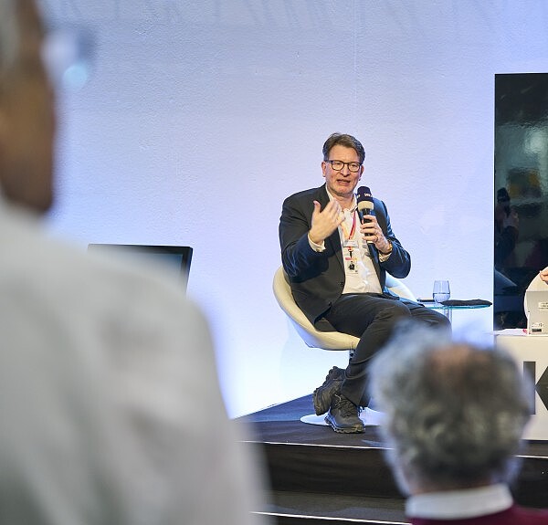 Kristian Jarmuschek; ausstellung art&market; copyright Carlotta Roob; 600x585px