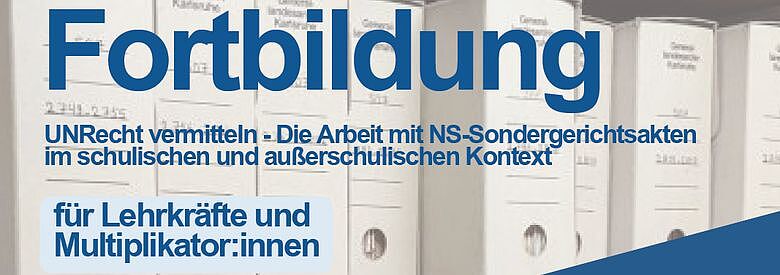 In blauer Schrift die Worte: Fortbildung. UnRecht vermitteln – Die Arbeit mit NS-Sondergerichtsakten im schulischen und außerschulischen Kontext. Für Lehrkräfte und Multiplikator:innen. Im Hintergrund Foto beschrifteter Archivboxen.
