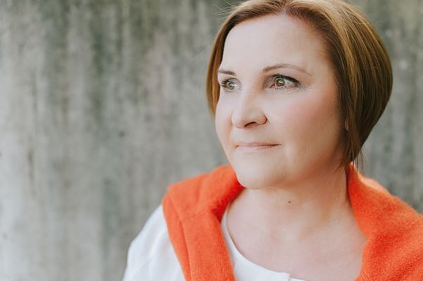 Farbfoto (Porträt, Bruststück) der Autorin Bettina Storks.