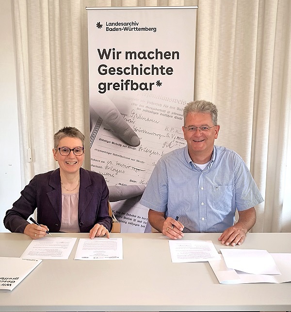 Dr. Monika Schaupp, Archivleiterin des Staatsarchivs Wertheim, und OStD Christian Schlegl, Schulleiter des Deutschorden-Gymnasiums, freuen sich über die Unterzeichnung der Bildungspartnerschaft.
Foto: Sabine Rückert, Staatsarchiv Wertheim
