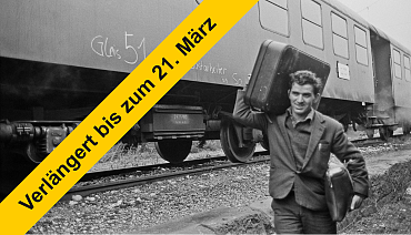 Zu sehen ist ein Mann der einen Koffer trägt, hinter ihm ein Zug. Links ist ein Banner das auf eine Verlängerung bis zum 21. März hinweist.