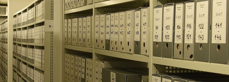 Regale mit Archivboxen.