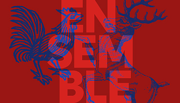 Zu sehen sind ein Hahn und ein Hirsch, jeweils als blaue Zeichnung, die sich auf einem roten Hintergrund anblicken. Grafisch darübergelegt ist das Wort Ensemble.