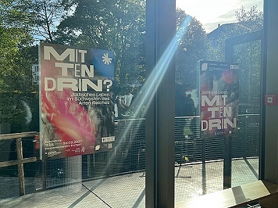 Mittendrin Plakate am Fenster