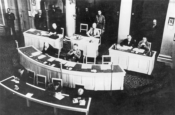 Sitzung des württembergischen Landtags mit Nazis. 1933. 