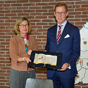 Prinz Berhard von Baden und Dr. Nicole Bickhoff bei der Urkundenübergabe