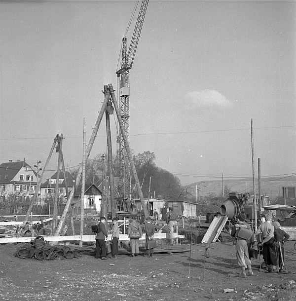 Baustellen locken an. Egal, ob mit alter oder neuer Technik (Signatur: StAWt:–K LRA 91 Nr. 240, Negativ Bild 9)