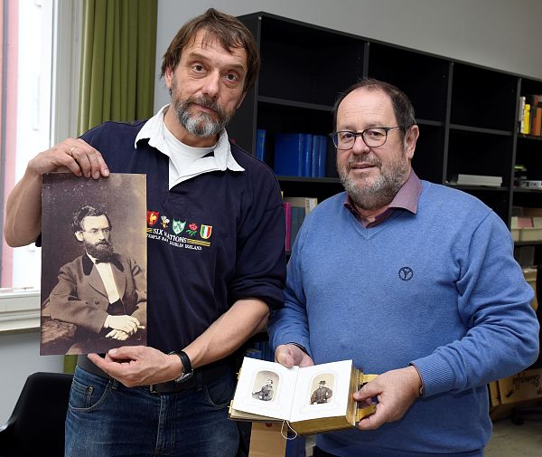 Prof. Hochbruck und Kurt Hochstuhl mit Unterlagen aus dem Teilnachlass von Carl Schurz.