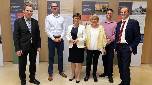 Vor der Marum-Ausstellung im Anna-Blos-Saal (v.l.n.r.): Prof. Dr. Gerald Maier (Präsident des Landesarchivs), Alexander Marum (Ururenkel Ludwig und Johanna Marums), Landtagsvizepräsidentin Sabine Kurtz, Marum-Expertin Dr. Monika Pohl, Dr. Michael Blume (Antisemitismusbeauftragter der Landesregierung) und Dr. Clemens Rehm (Leiter der Abteilung Archivischer Grundsatz, Landesarchiv)