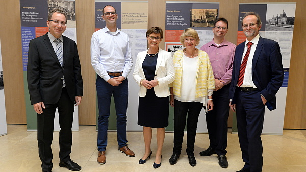 Vor der Marum-Ausstellung im Anna-Blos-Saal (v.l.n.r.): Prof. Dr. Gerald Maier (Präsident des Landesarchivs), Alexander Marum (Ururenkel Ludwig und Johanna Marums), Landtagsvizepräsidentin Sabine Kurtz, Marum-Expertin Dr. Monika Pohl, Dr. Michael Blume (Antisemitismusbeauftragter der Landesregierung) und Dr. Clemens Rehm (Leiter der Abteilung Archivischer Grundsatz, Landesarchiv)