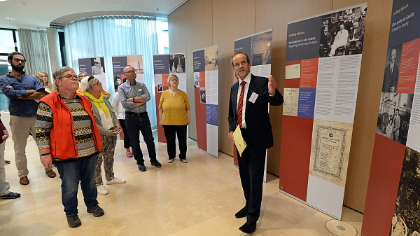 Dr. Clemens Rehm führt durch die Wanderausstellung