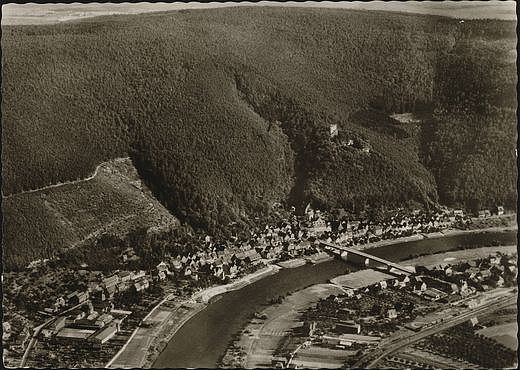 Freudenberg um 1950, am linken unteren Bildrand ist das Werksgelände (Werk I) der Firma Rauch zu sehen. (Vorlage: Archivverbund Main-Tauber StAWt A-60 Nr. 52)